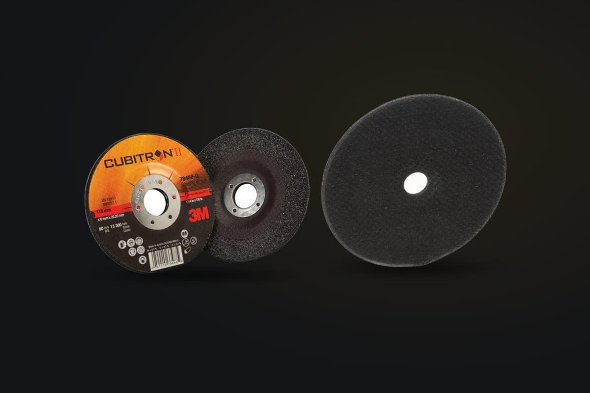 Discos de desbaste y de corte de 115 mm sobre fondo grafito