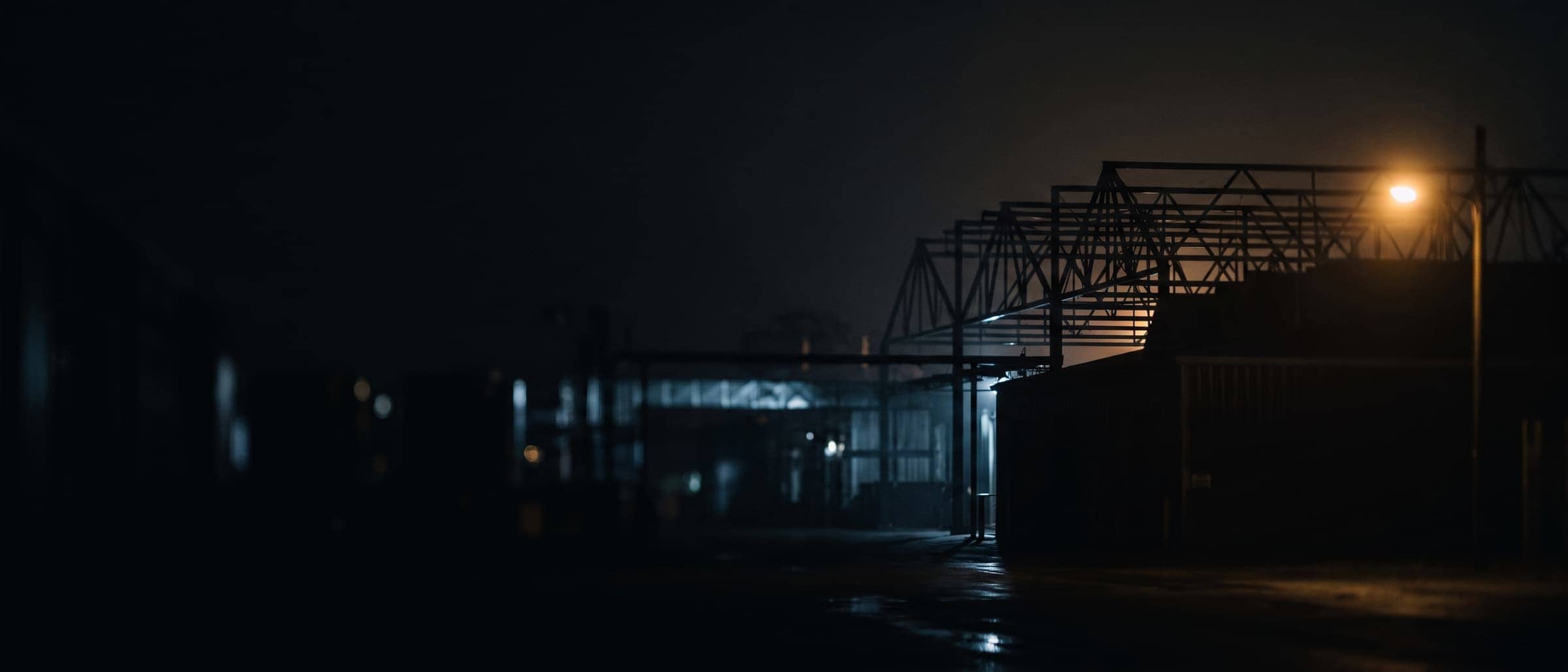 Estructuras de acero de la zona industrial de Valencia al atardecer